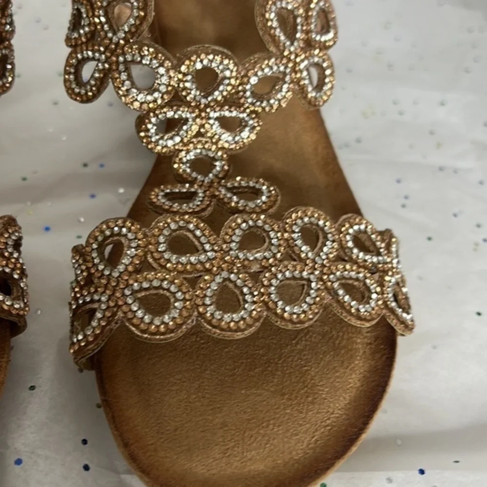 Woman’s Sandals - Picture 3 of 16